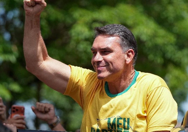 Flávio Bolsonaro supera Lula em 63 dos 78 municípios capixabas no 1º turno